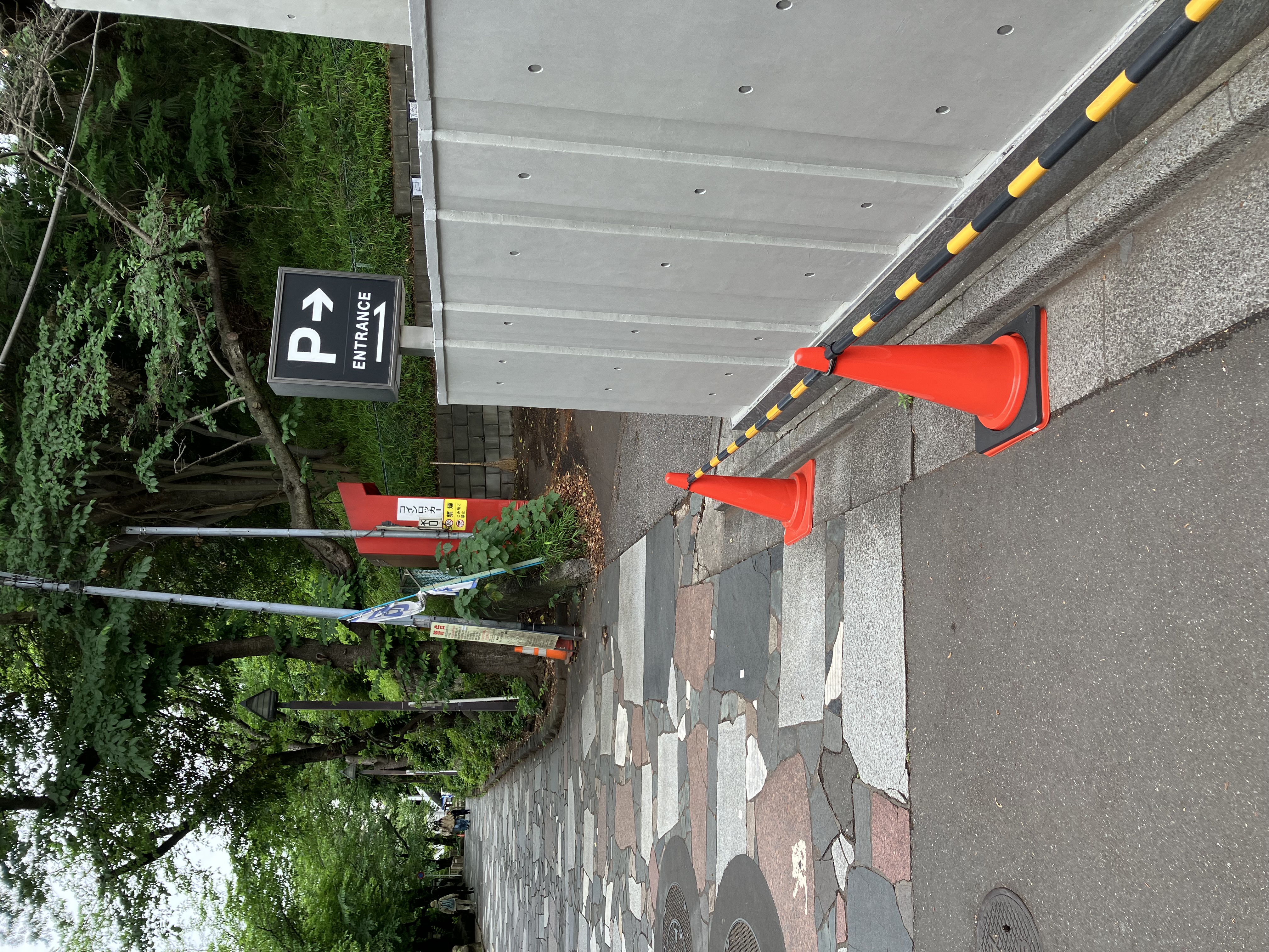 ホテルリンデンのPARKING ENTRANCEの看板を右折